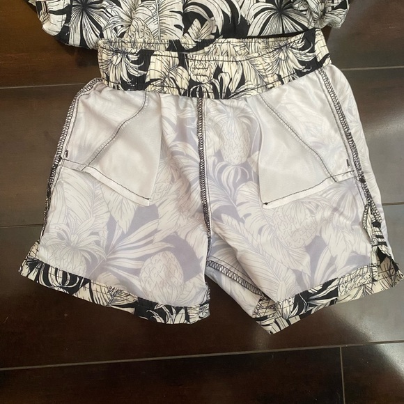 Old Navy Toddler Swim Suit Set - Picture 3 of 7